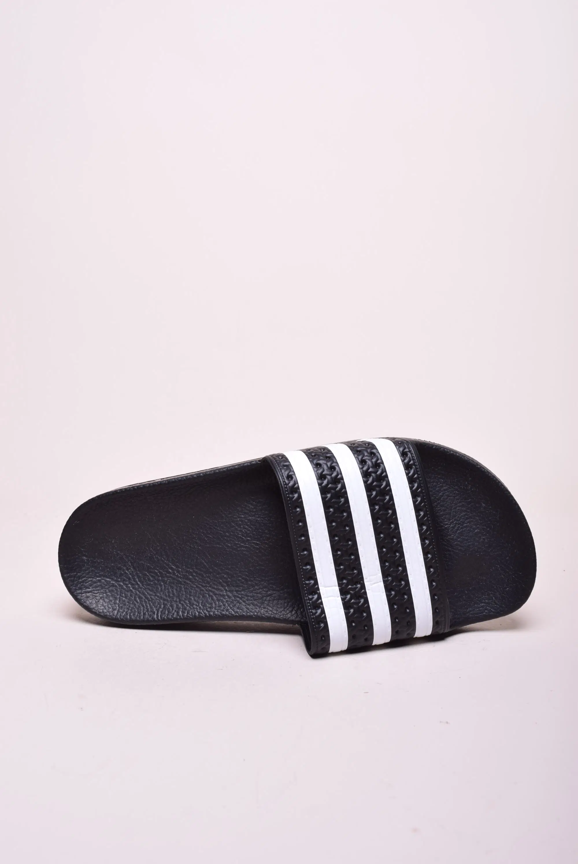 Slapi dama Adilette [3]