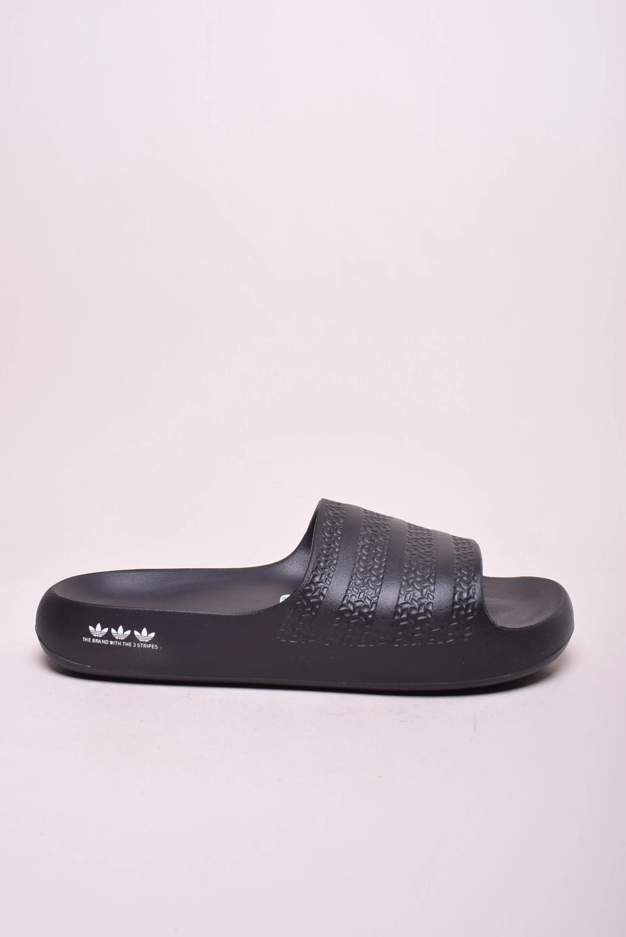 Slapi dama Adilette Ayoon, cu platforma