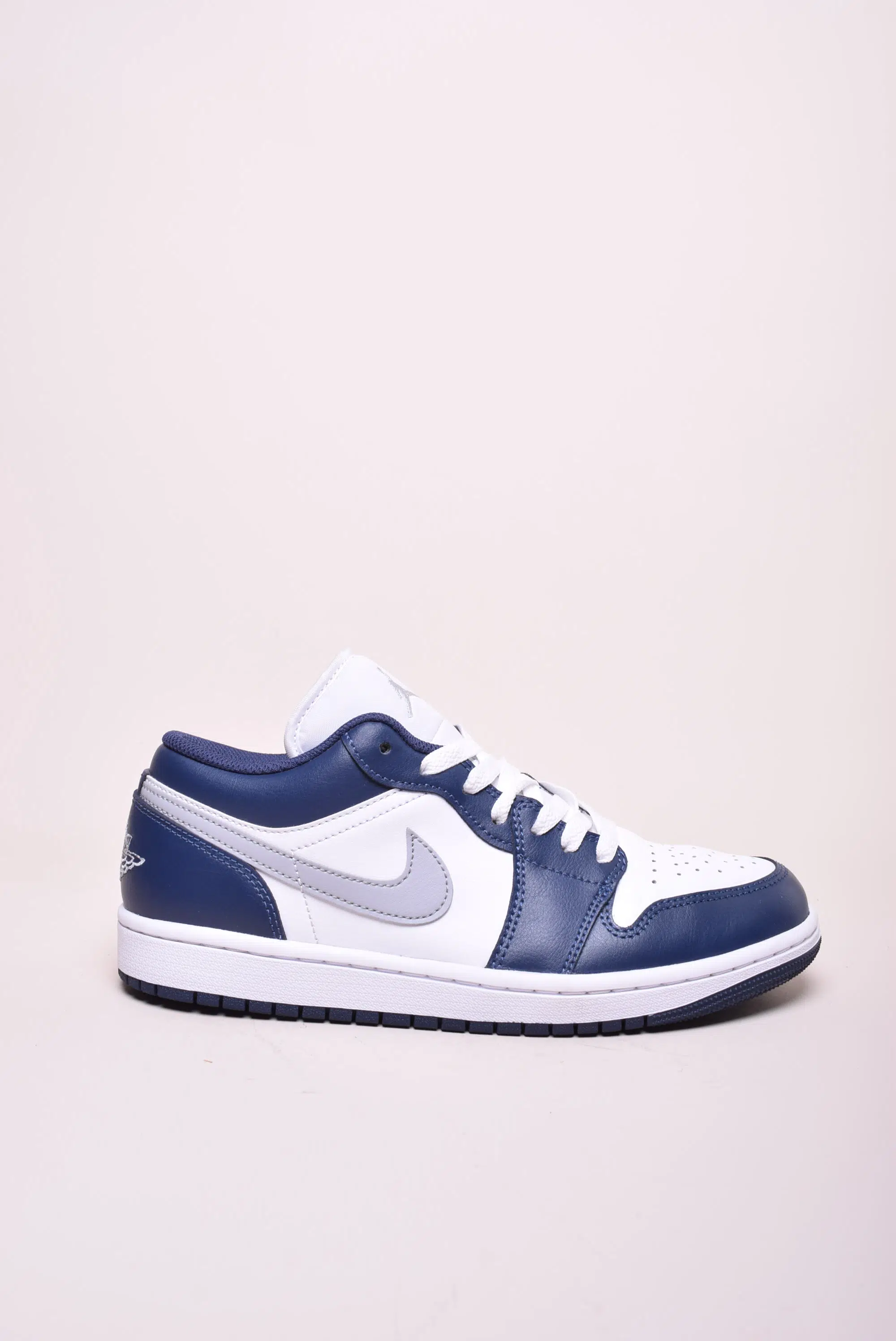 Sneakers barbati Air Jordan 1 Low [0]