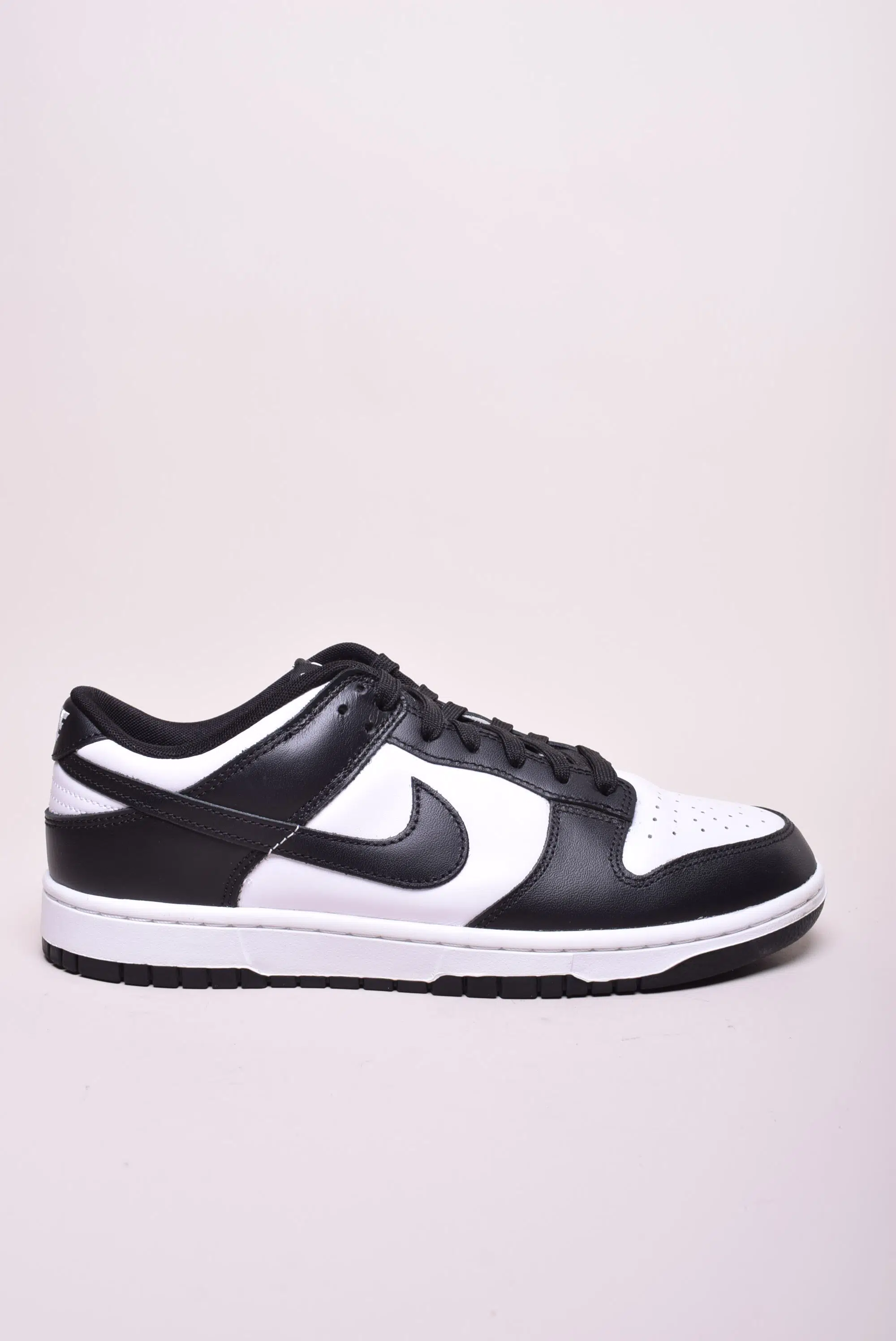 Sneakers barbati Dunk Low Panda [0]