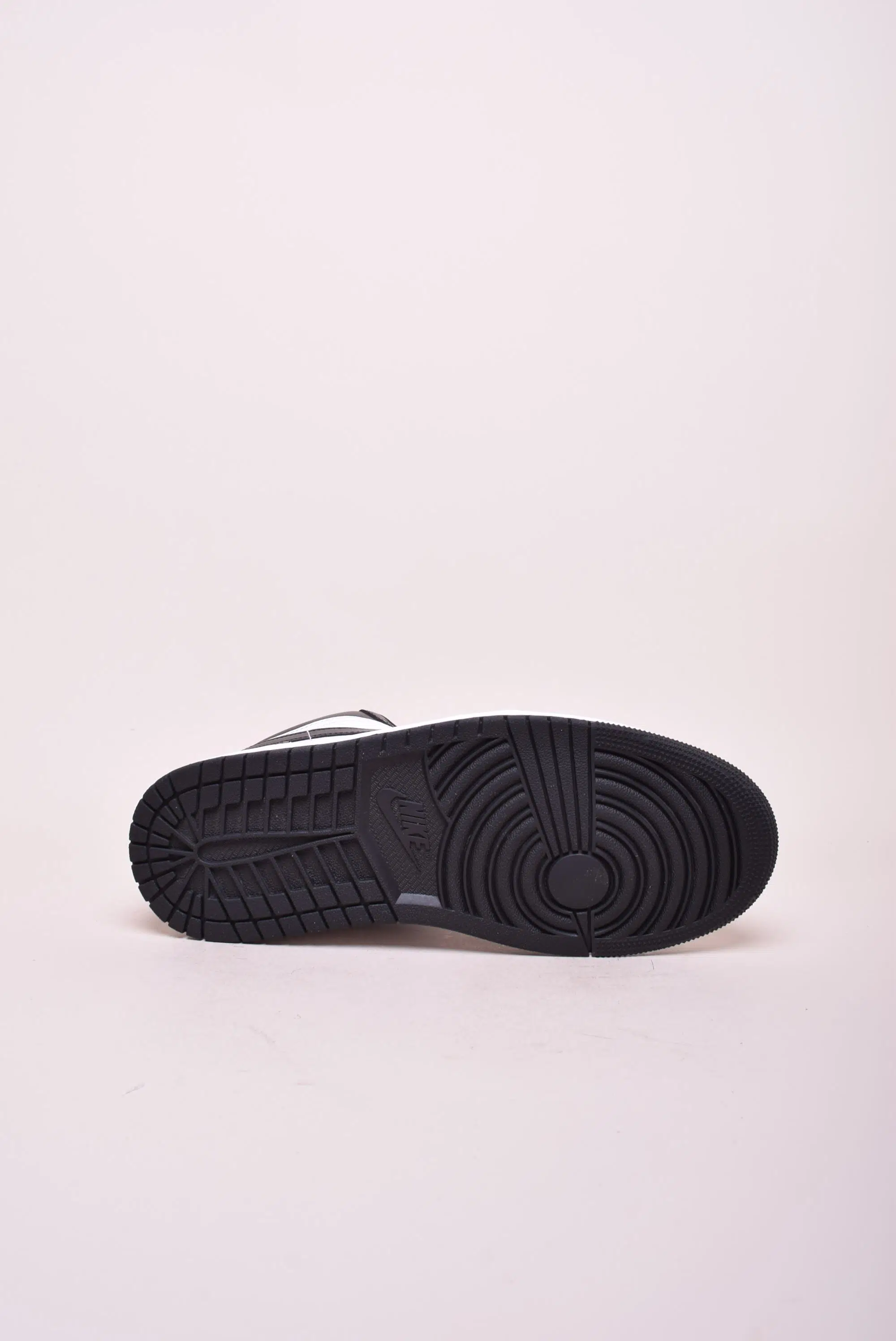 Sneakers dama Air Jordan 1 Low [1]