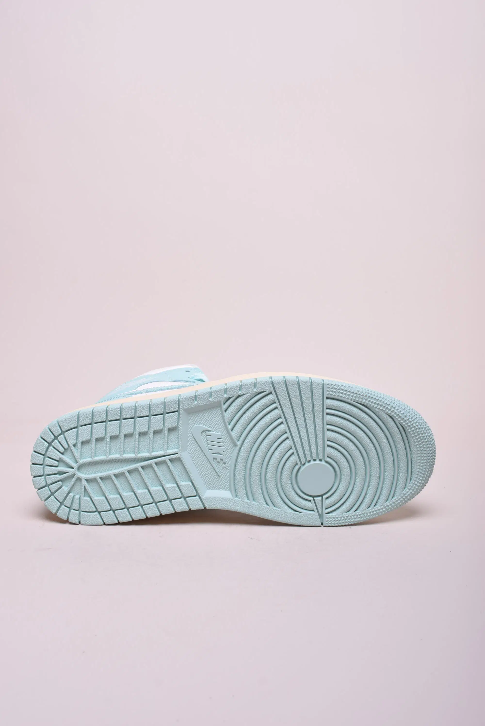 Sneakers dama Air Jordan 1 Mid "Light Dew" [1]