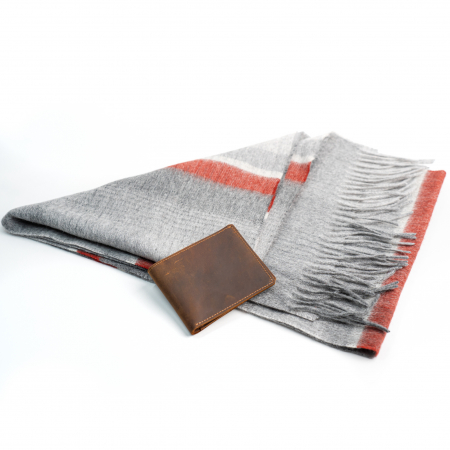 Cadou barbati: fular lana + portofel piele