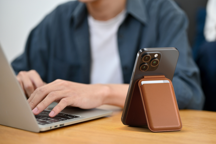 Satechi Vegan-Leather Magnetic Wallet Stand (iPhone 12/13/14/15 all models) - Brown [7]