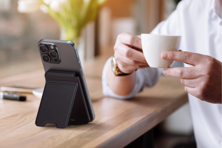 Satechi Qi2 5K Magnetic Power Bank with Stand - Black [5]