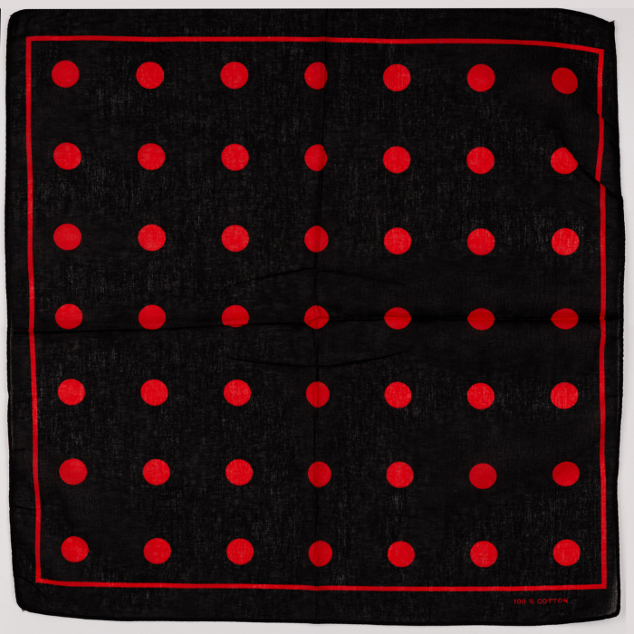 Bandana tip batic patrat cu imprimeu buline rosii pe fond negru