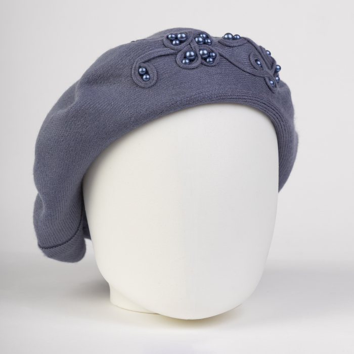 Bereta albastrui chic, cu decoratiune tricotata si insertii de perle, din bumbac si lana