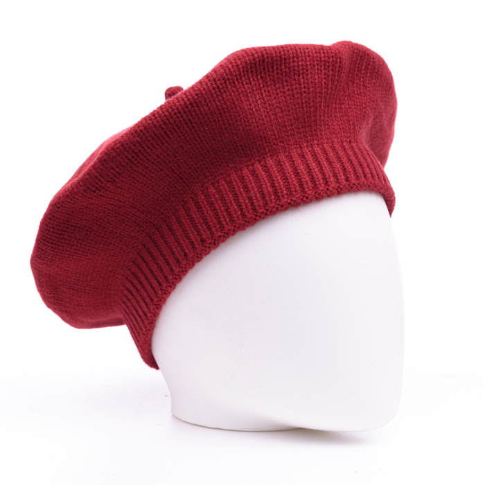 Bereta rosu inchis cu model tricotaj simplu cu clini, din lana