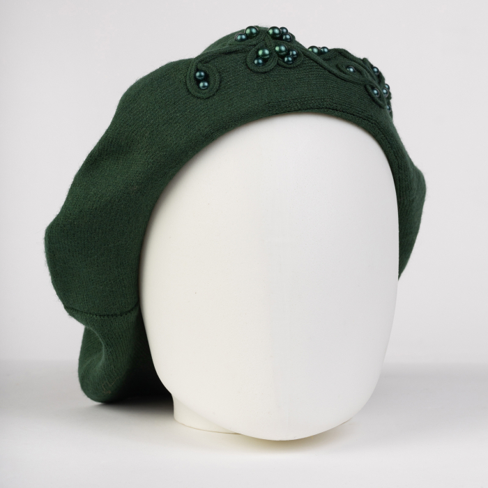 Bereta verde chic, cu decoratiune tricotata si insertii de perle, din bumbac si lana
