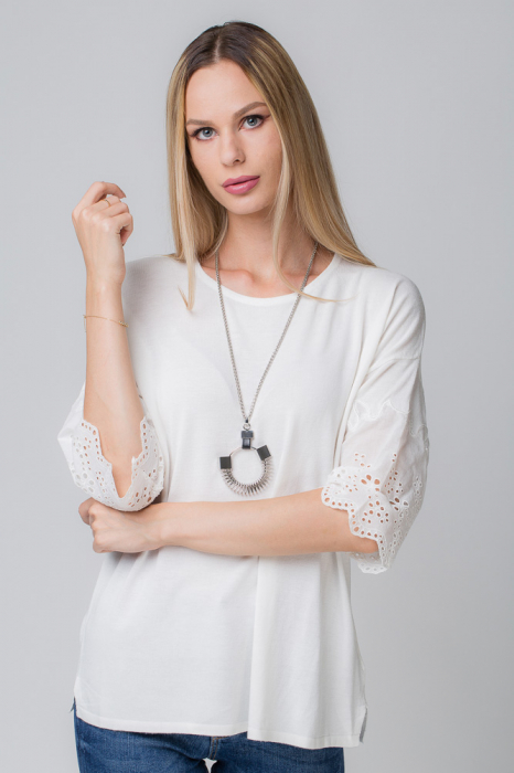 Bluza alba din vascoza cu maneci brodate