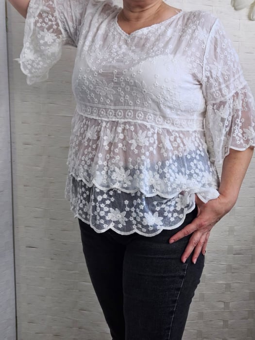Bluza brodata cu volane din dantela de bumbac, alba
