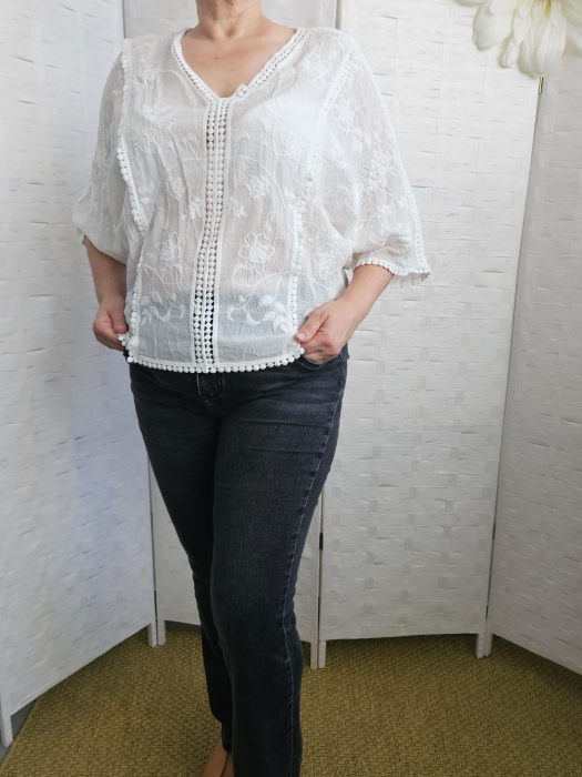 Bluza brodata cu maneca fluture din dantela de bumbac, alba