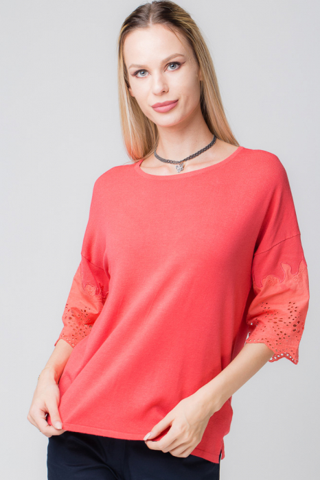 Bluza corai din vascoza cu maneci brodate