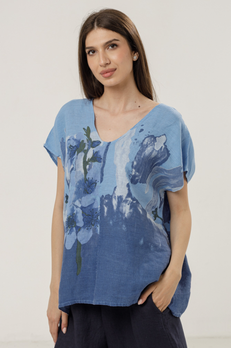 Bluza din in oversize cu funda la spate si imprimeu floral stilizat pastel, pe fond albastru