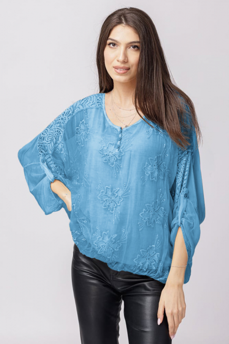 Bluza din matase naturala albastru jeans brodata si dantela pe spate si nasturei