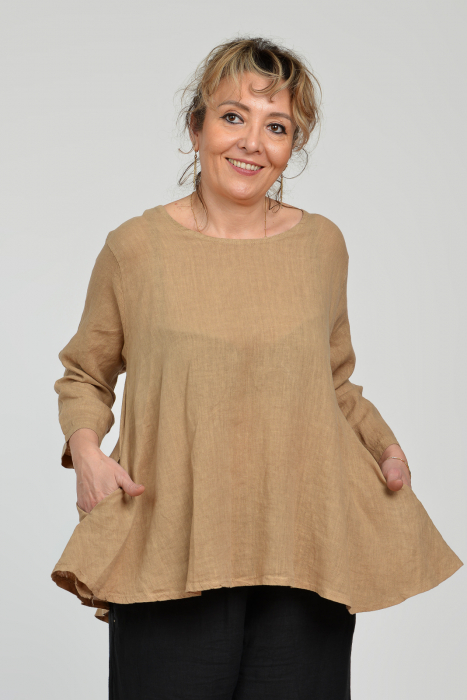 Bluza evazata cu clin la spate din in, camel
