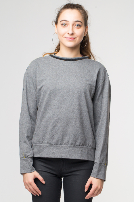 Bluza gri din tricot cu vipusca galbena si capse pe maneci
