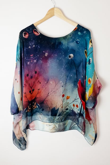 Bluza bleumarin din matase naturala cu maneca scurta si imprimeu floral-abstract