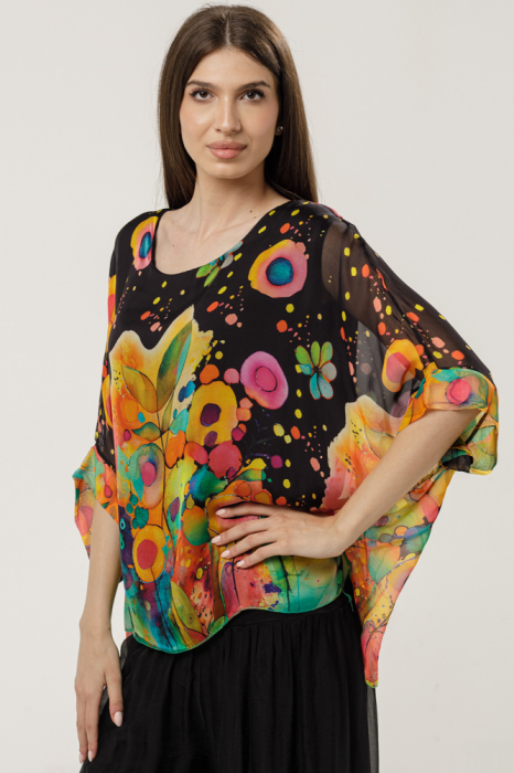 Bluza neagra din matase naturala cu maneca scurta si imprimeu floral-abstract