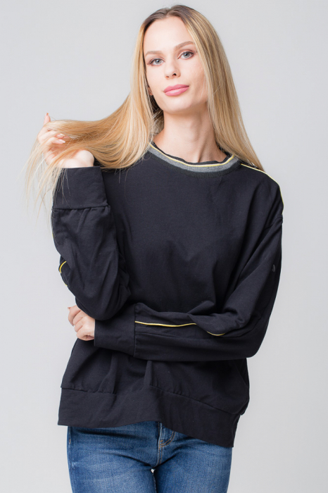 Bluza neagra din tricot cu vipusca galbena si capse pe maneci