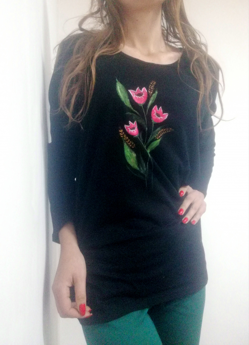 Bluza neagra pictata manual,cu lalele si spice de grau