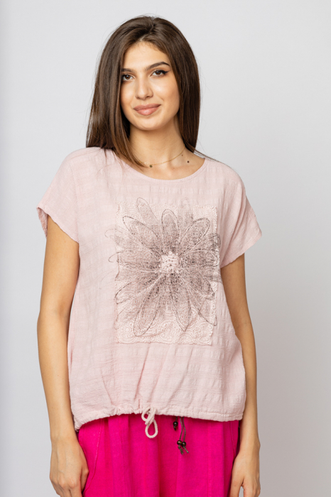 Bluza roz prafuit din bumbac cu floare stilizata pe piept si snur la poale