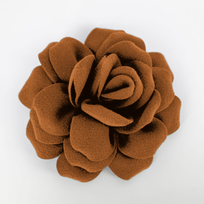 Brosa floare caramizie cu diametru de 20 cm din stofa, cu clips si ac