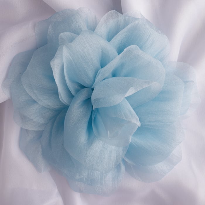 Brosa floare bleu din organza cu diamtetru de 20 cm, cu clips pentru par