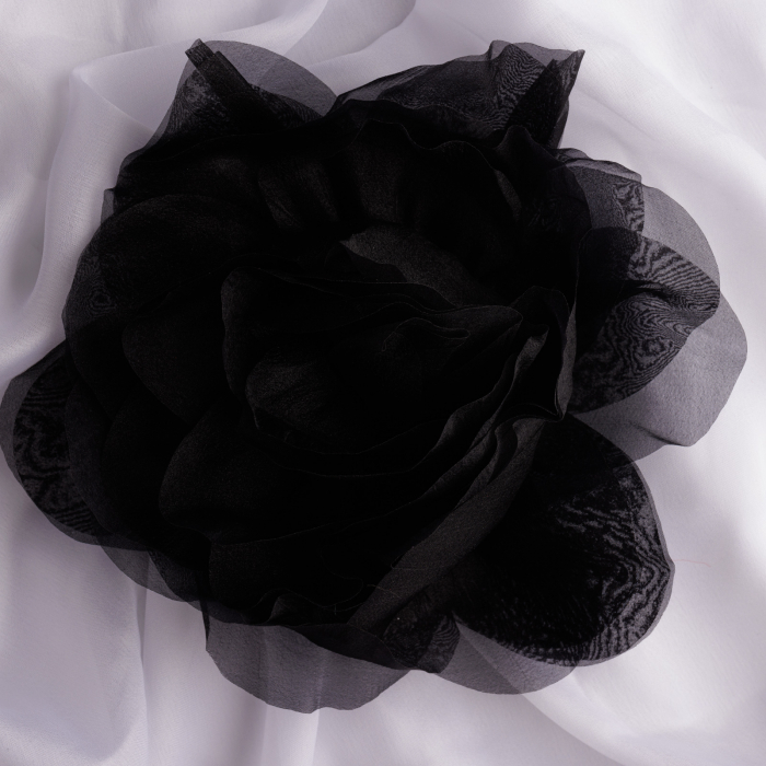 Brosa floare neagra din organza cu diamtetru de 20 cm, cu clips pentru par