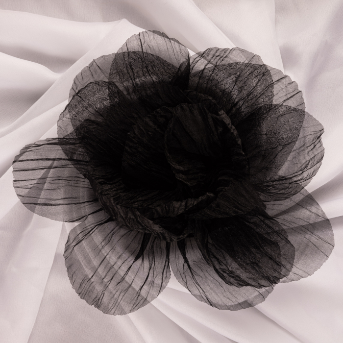 Brosa floare din organza creponata cu diamtetru de 20 cm, cu clips pentru par, neagra