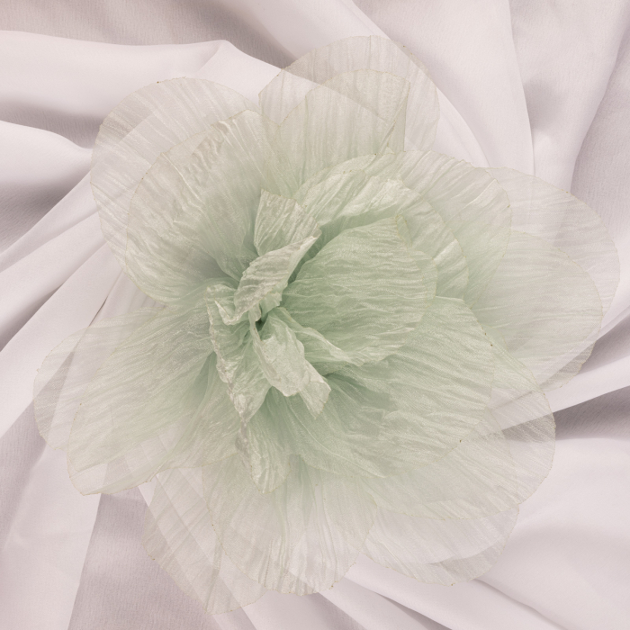 Brosa floare din organza creponata cu diamtetru de 20 cm, cu clips pentru par, verde deschis