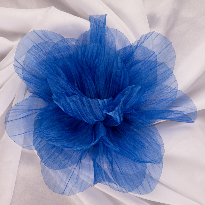 Brosa floare din organza creponata cu diamtetru de 20 cm, cu clips pentru par, albastra