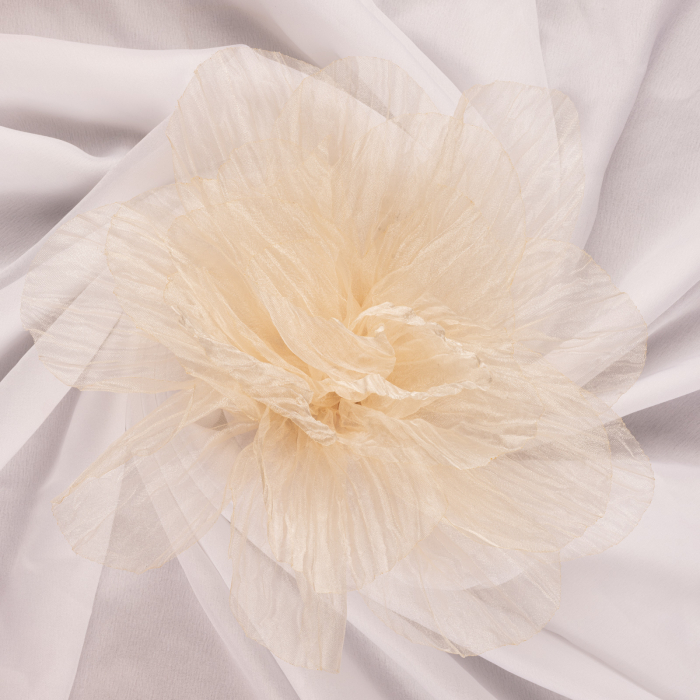 Brosa floare din organza creponata cu diamtetru de 20 cm, cu clips pentru par, bej deschis