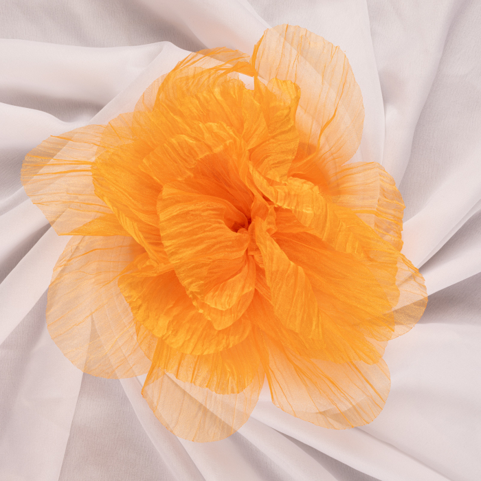 Brosa floare din organza creponata cu diamtetru de 20 cm, cu clips pentru par, portocalie