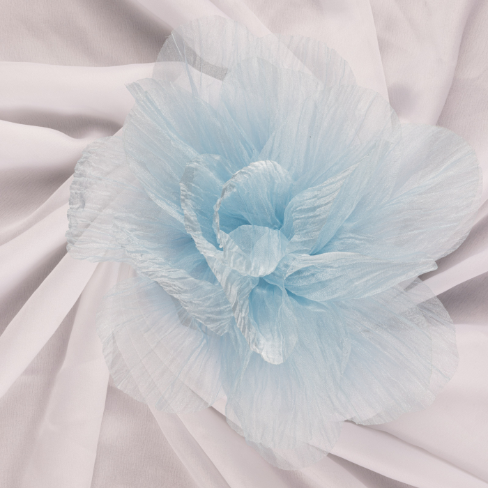 Brosa floare din organza creponata cu diamtetru de 20 cm, cu clips pentru par, bleu