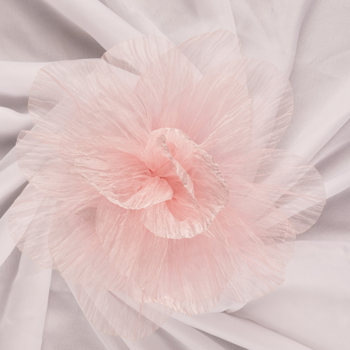 Brosa floare din organza creponata cu diamtetru de 20 cm, cu clips pentru par, roz deschis