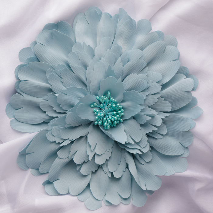 Brosa floare bleu cu multe petale si diametru de 20 cm, cu clips pentru par