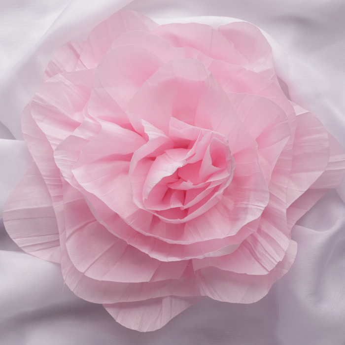Brosa floare roz deschis cu diametru de 20 cm din material creponat, cu clips pentru par