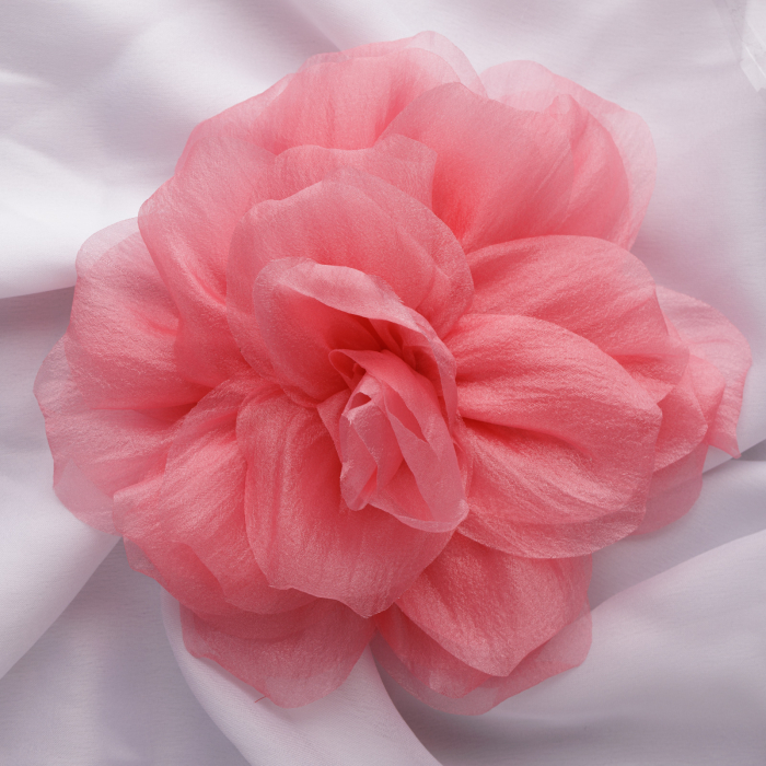 Brosa floare roz din organza cu diamtetru de 15 cm, cu clips pentru par