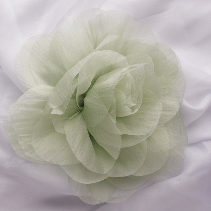 Brosa floare verde deschis din organza cu diamtetru de 20 cm, cu clips pentru par