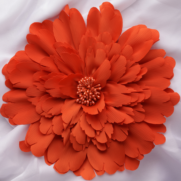 Brosa floare rosie corai cu multe petale si diametru de 20 cm, cu clips pentru par