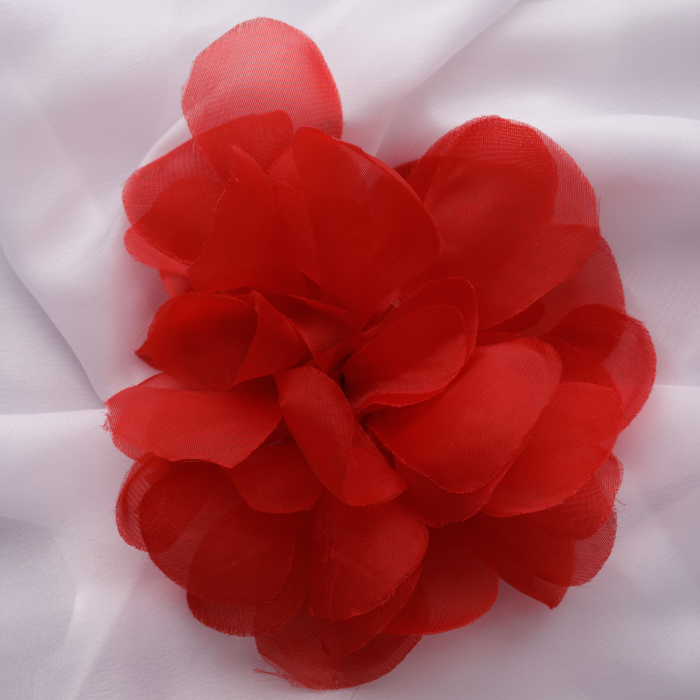Brosa floare rosie cu diametru de 14 cm din organza, cu clips pentru par