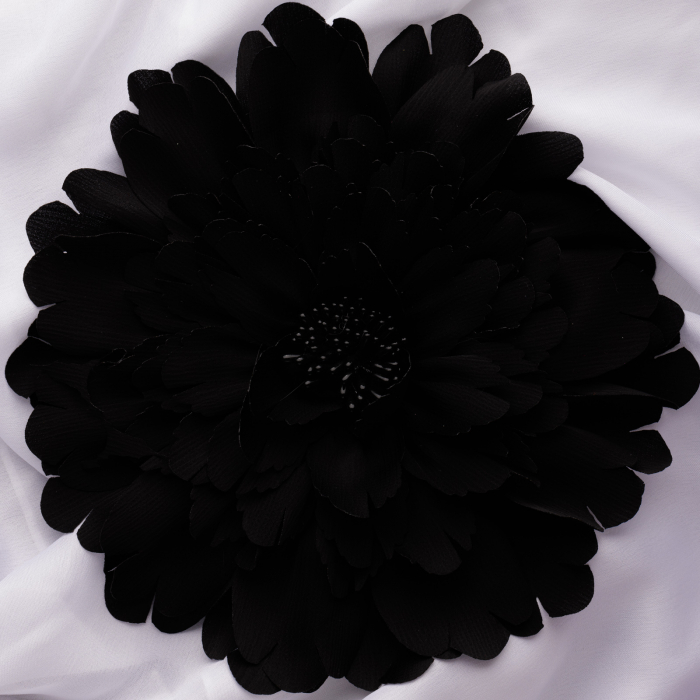 Brosa floare neagra cu multe petale si diametru de 20 cm, cu clips pentru par