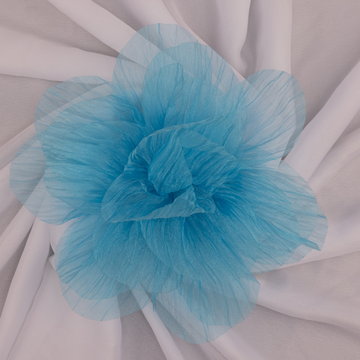 Brosa floare din organza creponata cu diamtetru de 20 cm, cu clips pentru par, turcoaz