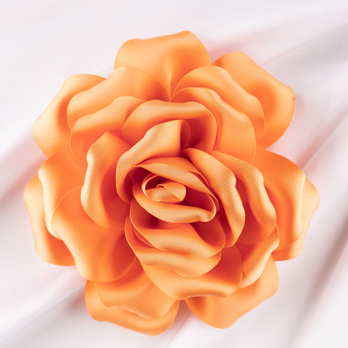 Brosa floare portocaliu deschis satinata cu diamtetru de 15 cm, cu clips pentru par