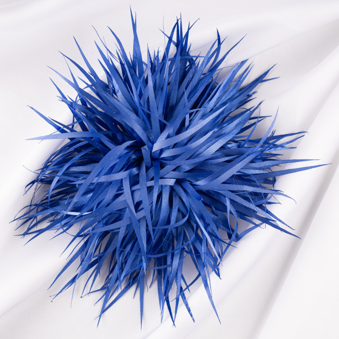Brosa franjuri textil albastra usor satinata cu diamtetru de 15 cm, cu clips pentru par