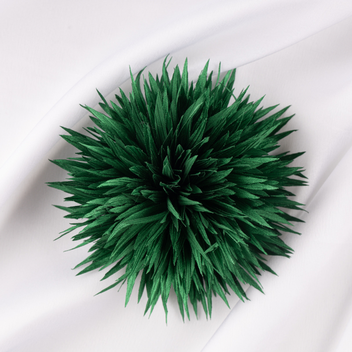 Brosa franjuri textil verde usor satinata cu diamtetru de 13 cm, cu clips pentru par