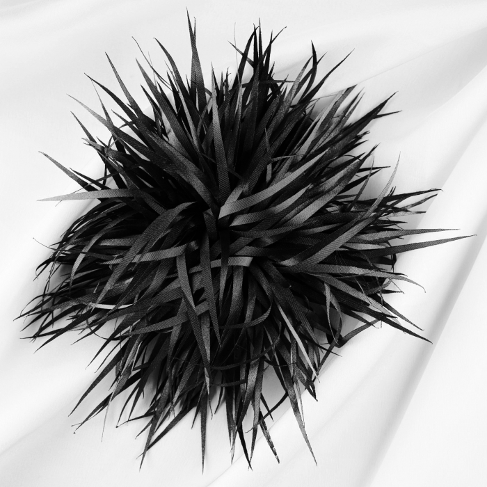 Brosa franjuri textil neagra usor satinata cu diamtetru de 15 cm, cu clips pentru par