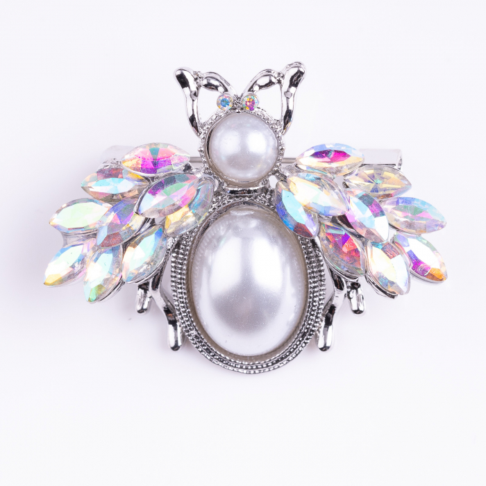 Brosa metalica argintie albinuta cu perle sintetice si pietre stralucitoare