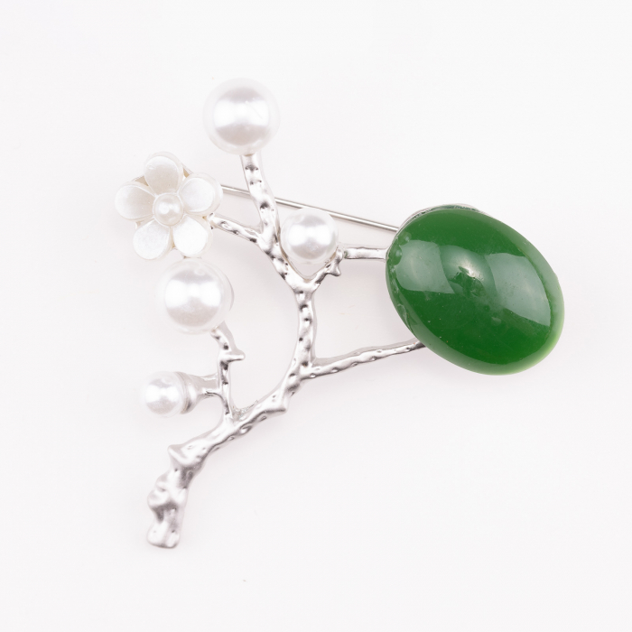 Brosa metalica argintie crenguta cu floare, perle si piatra sintetica verde
